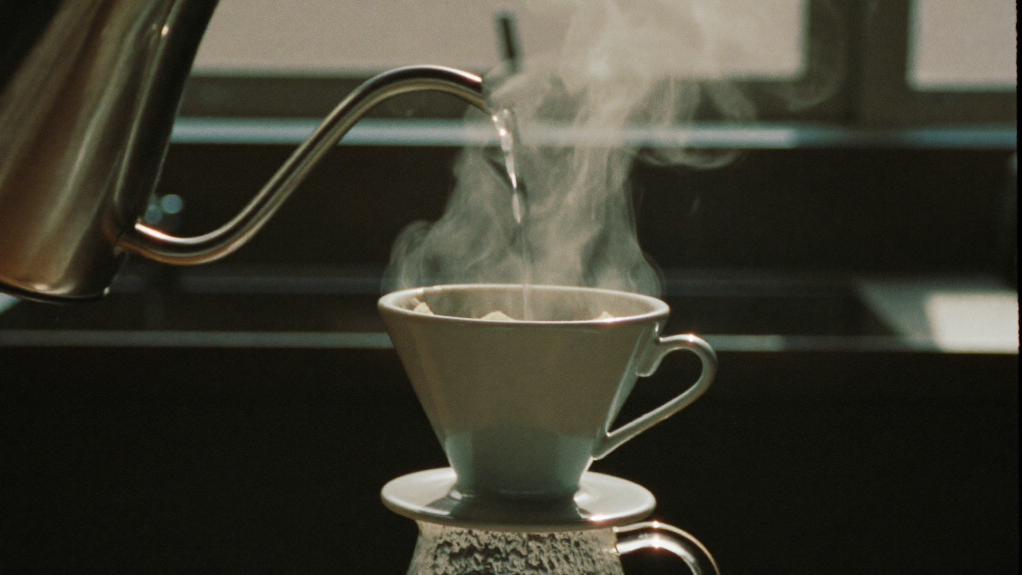 コーヒーへ細口ケトルから湯を注ぐ開始画像